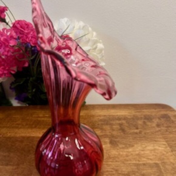Cranberry Glass Jack In The Pulpit Vase Vintage Swirled Art Glass Pink Red Ruffl - Picture 5 of 5